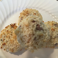Gluten free Chocolate chip macaroon
Coconut mixed with sweeten condensed milk and chocolate chips. Toasted slightly with soft chewy middle